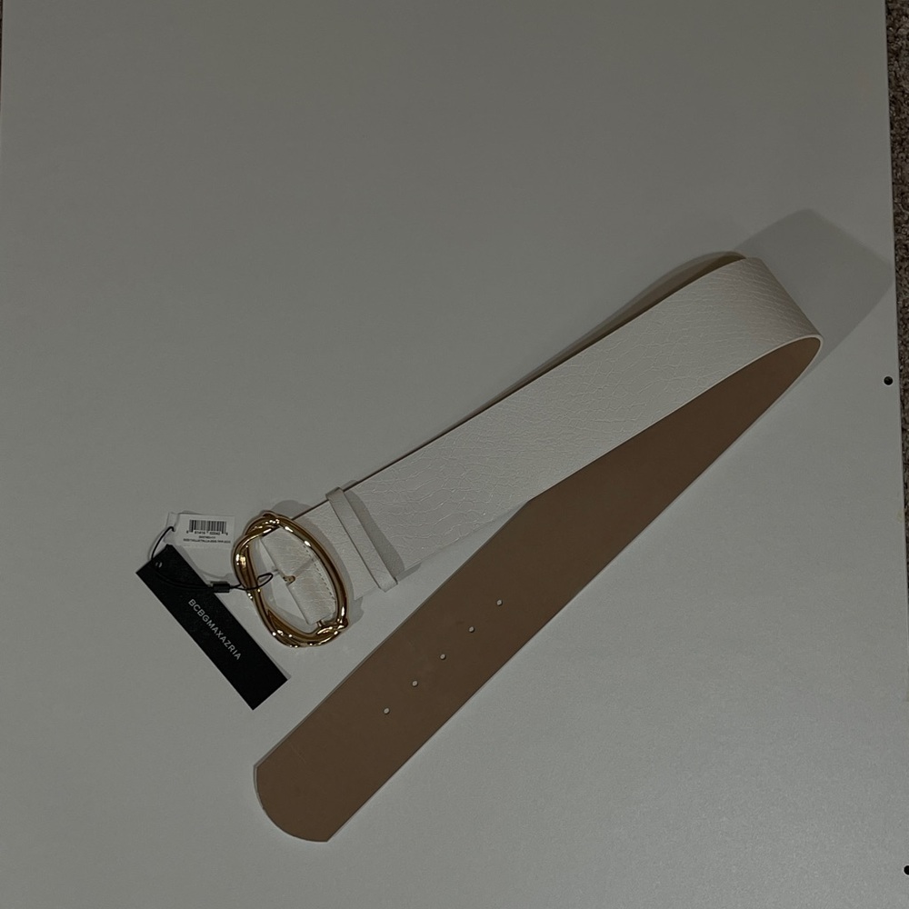 BCBG White synthetic leather belt with gold buckle 
Size: X-Small/Small